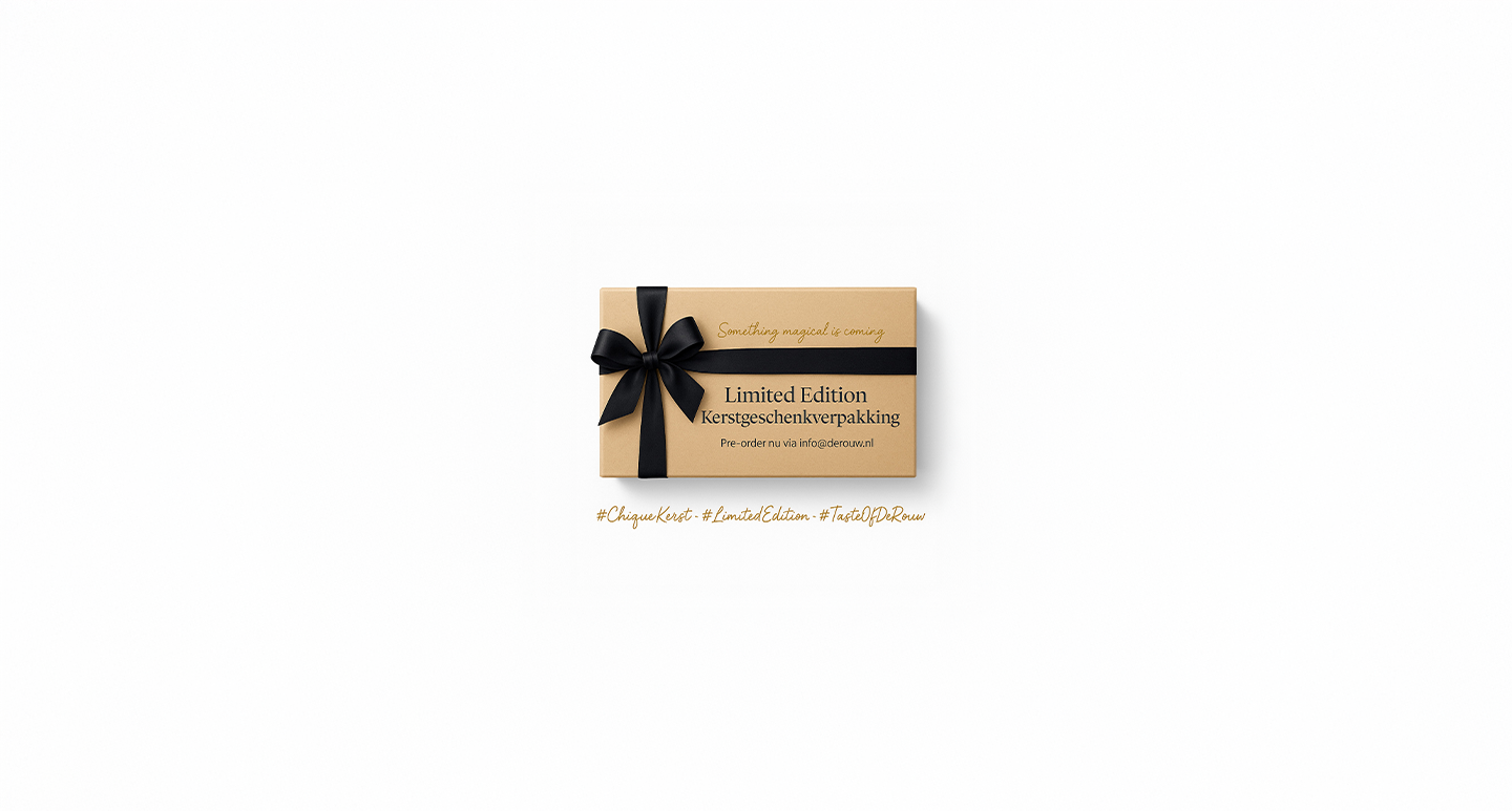 Luxe kerstgeschenkverpakking van Patisserie De Rouw met zwart satijnlint en mooie tekst — Limited Edition