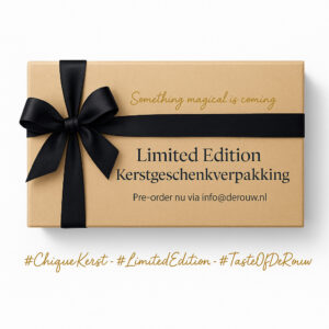 Luxe kerstgeschenkverpakking van Patisserie De Rouw met zwart satijnlint en mooie tekst — Limited Edition